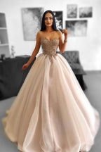 Hermosos vestidos de fiesta de tul sin tirantes, corte en A y escote corazón hasta el suelo