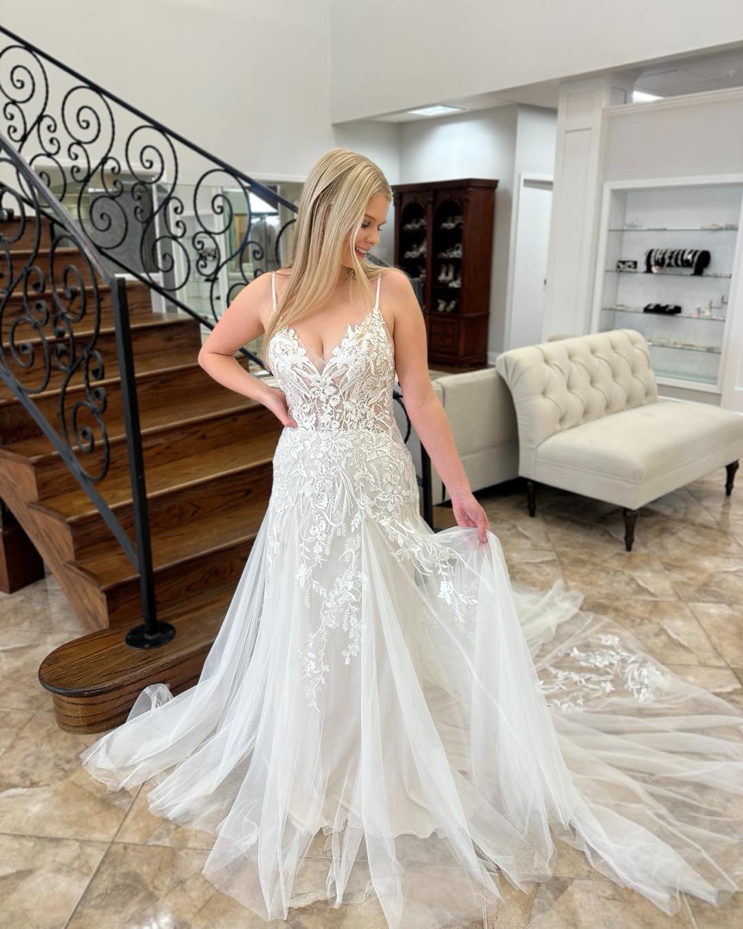 Vestido de novia encantador con escote en V, sin mangas, apliques de encaje y cola