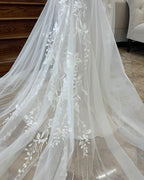 Charmantes A-Linien-Brautkleid mit V-Ausschnitt, ärmellos, Applikationen und Spitzenschleppe