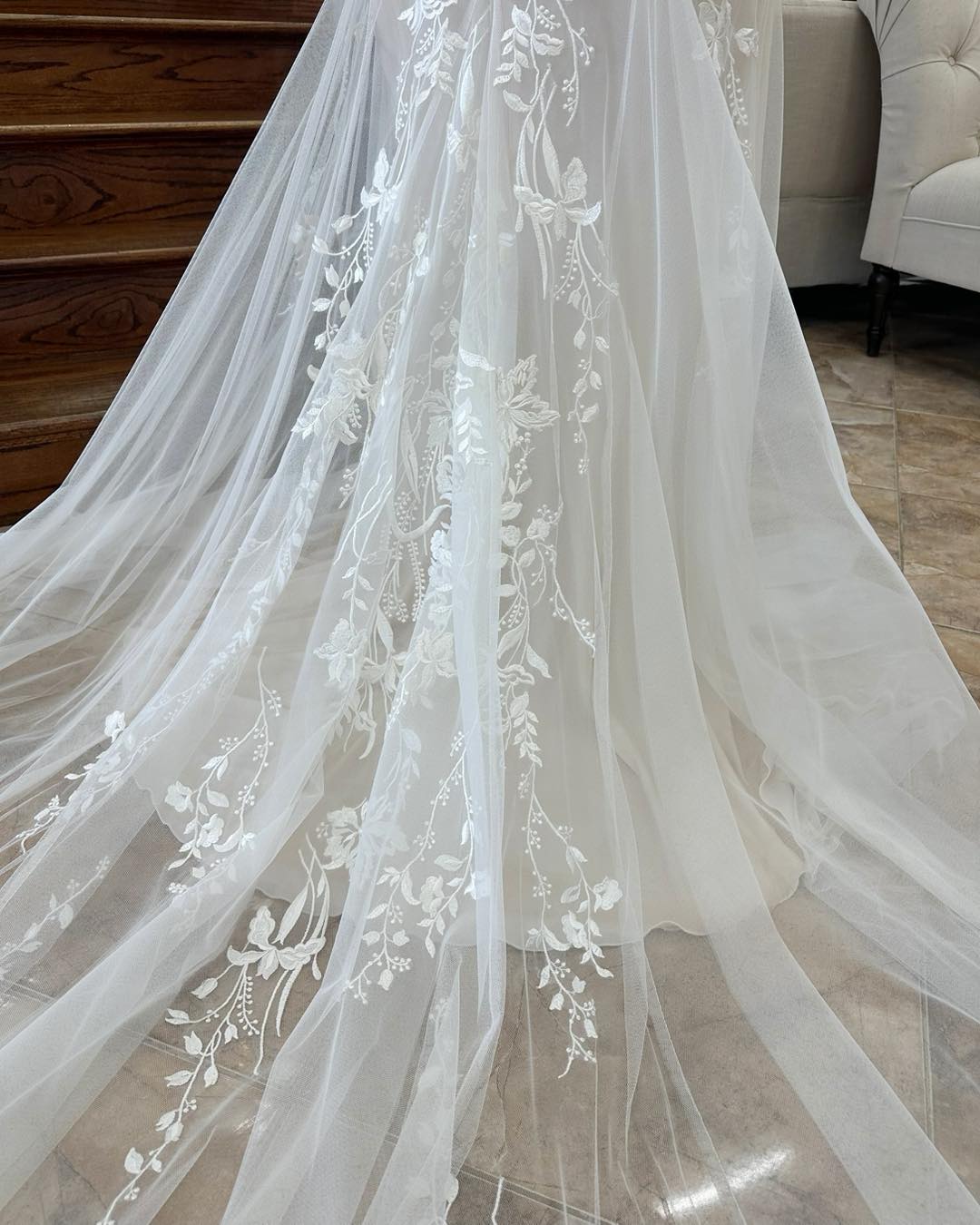 Vestido de novia encantador con escote en V, sin mangas, apliques de encaje y cola
