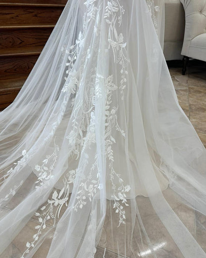 Vestido de novia encantador con escote en V, sin mangas, apliques de encaje y cola