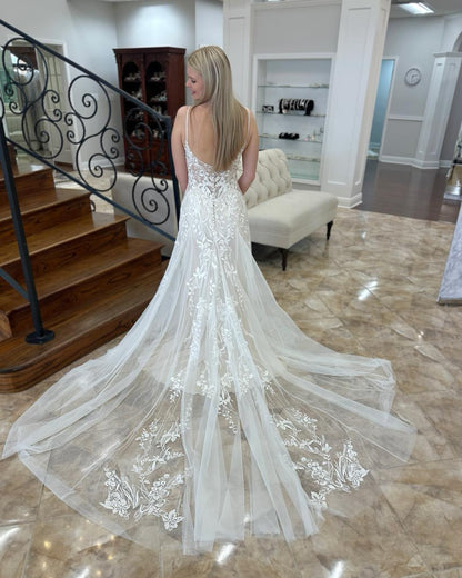 Vestido de novia encantador con escote en V, sin mangas, apliques de encaje y cola