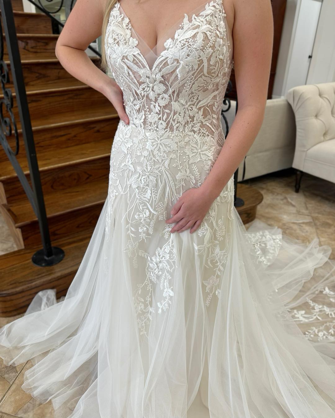 Vestido de novia encantador con escote en V, sin mangas, apliques de encaje y cola