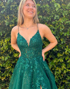 Vestido de fiesta encantador con escote en V, sin mangas, volantes y tul con abertura frontal