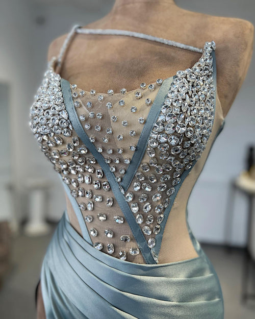 Vestido de fiesta encantador con un hombro al descubierto, sin mangas, de tul, satén y diamantes de imitación, con abertura frontal. Hermosa mujer.