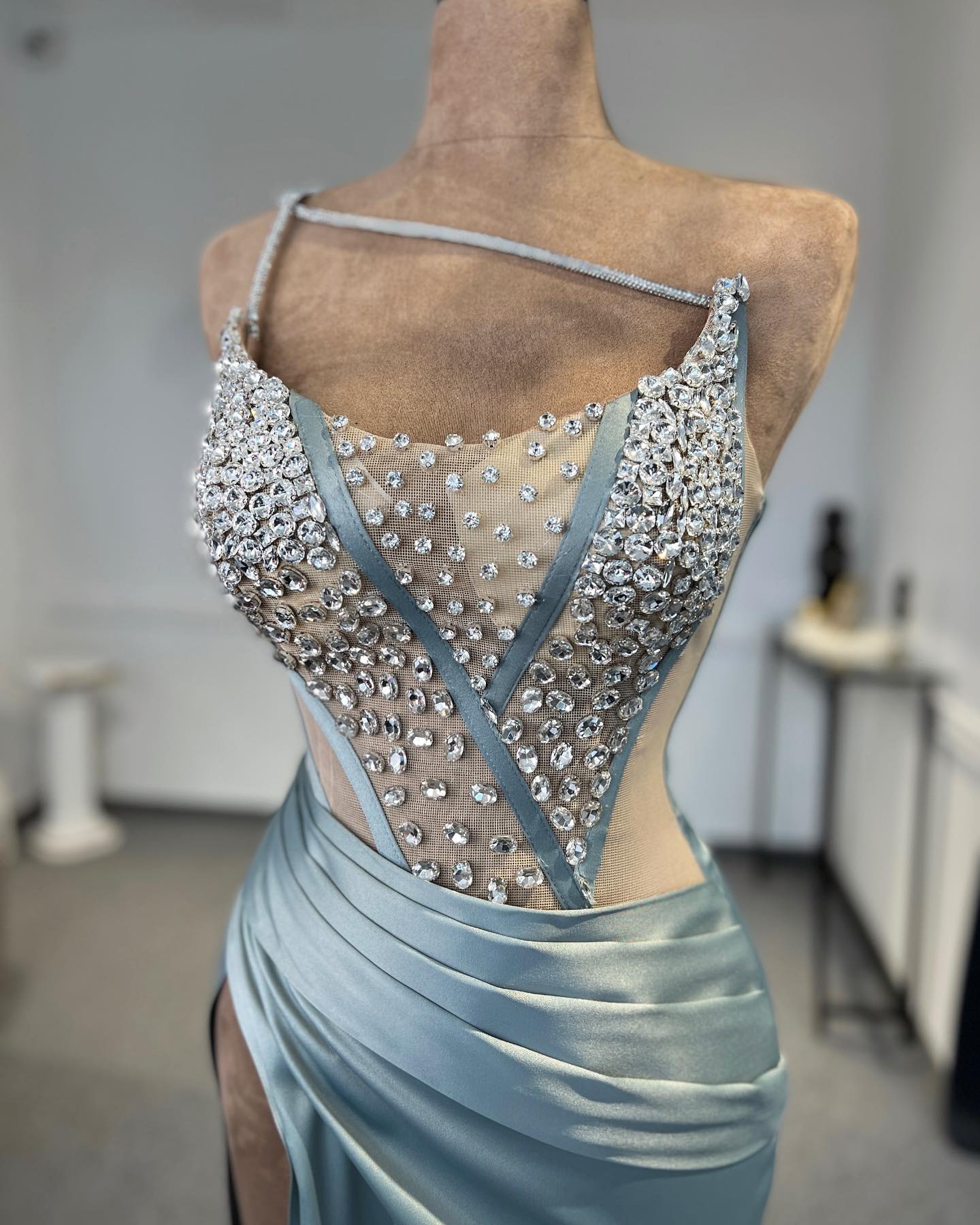 Charmantes Säulen-Abschlussballkleid mit einer Schulter, ärmellos, Strass, Tüll, Satin, Schlitz vorne, schöne Frau