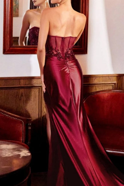 Charmantes, säulenförmiges, ärmelloses, bodenlanges Ballkleid mit Applikationen und Schlitz vorne und Spitze