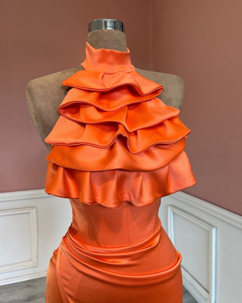 Charmantes Ballkleid im Meerjungfrauen-Stil mit hohem Halsausschnitt, Rüschen und Schlitz