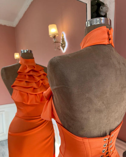 Charmantes Ballkleid im Meerjungfrauen-Stil mit hohem Halsausschnitt, Rüschen und Schlitz