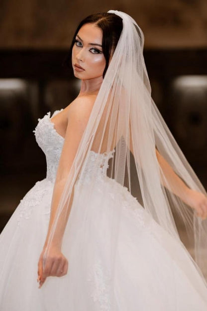 Encantador vestido de novia de encaje hasta el suelo, sin mangas, con escote en forma de corazón y apliques
