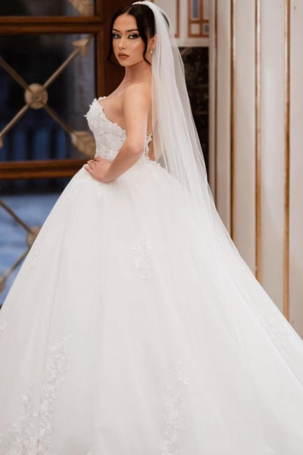 Encantador vestido de novia de encaje hasta el suelo, sin mangas, con escote en forma de corazón y apliques