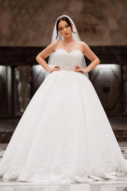 Encantador vestido de novia de encaje hasta el suelo, sin mangas, con escote en forma de corazón y apliques