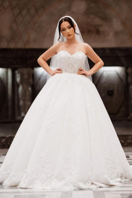 Encantador vestido de novia de encaje hasta el suelo, sin mangas, con escote en forma de corazón y apliques