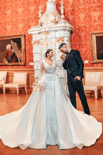 Encantador vestido de novia largo de corte A con encaje, lentejuelas y cuentas, mangas largas y cola desmontable.