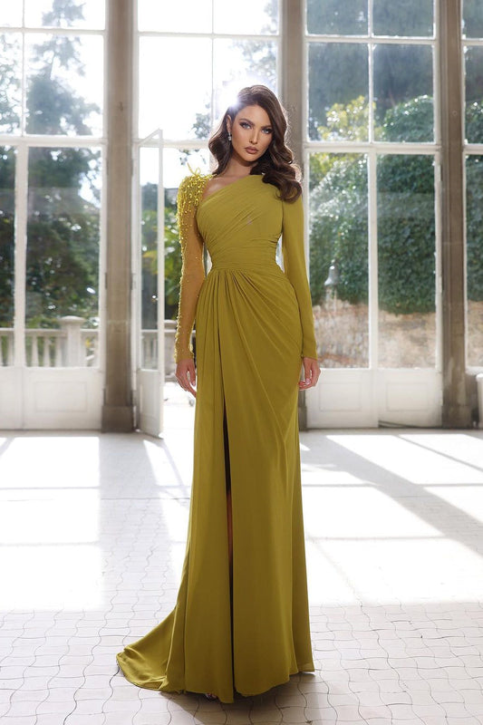 Charmantes langes A-Linien-Ballkleid mit langen Ärmeln und Perlenbesatz und Schlitz