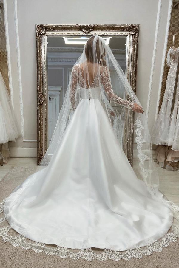 Encantadores vestidos de novia largos de satén blanco con abertura en forma de A y mangas largas