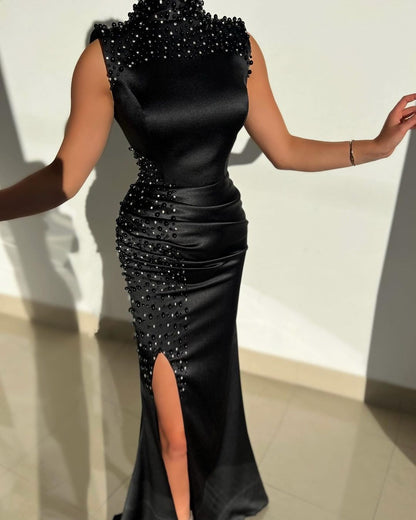 Charmantes langes schwarzes Meerjungfrau-Abendkleid mit hohem Halsausschnitt, ärmellos, Perlenbesatz und Schlitz