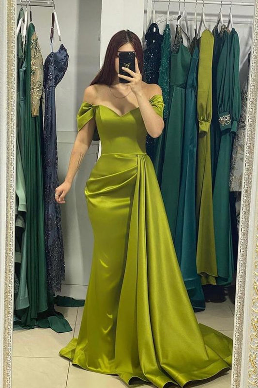 Encantadores vestidos de fiesta de satén con hombros descubiertos y cola lateral de sirena