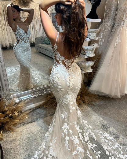 Vestido de novia largo estilo sirena con tirantes finos, apliques, escote en V y cola