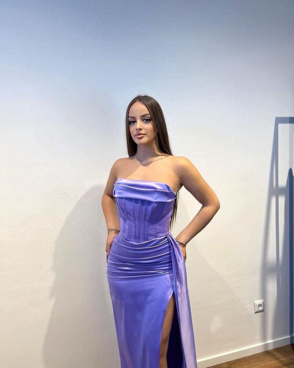Vestido de fiesta largo morado sin tirantes, de satén, con abertura frontal, sin mangas y volantes