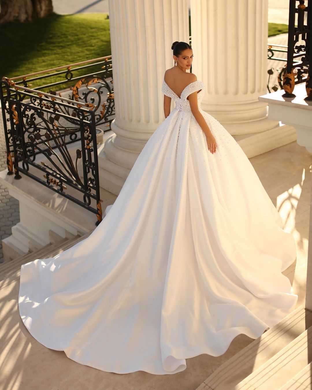 Encantador vestido de novia blanco largo con hombros descubiertos, corte A, lentejuelas y perlas