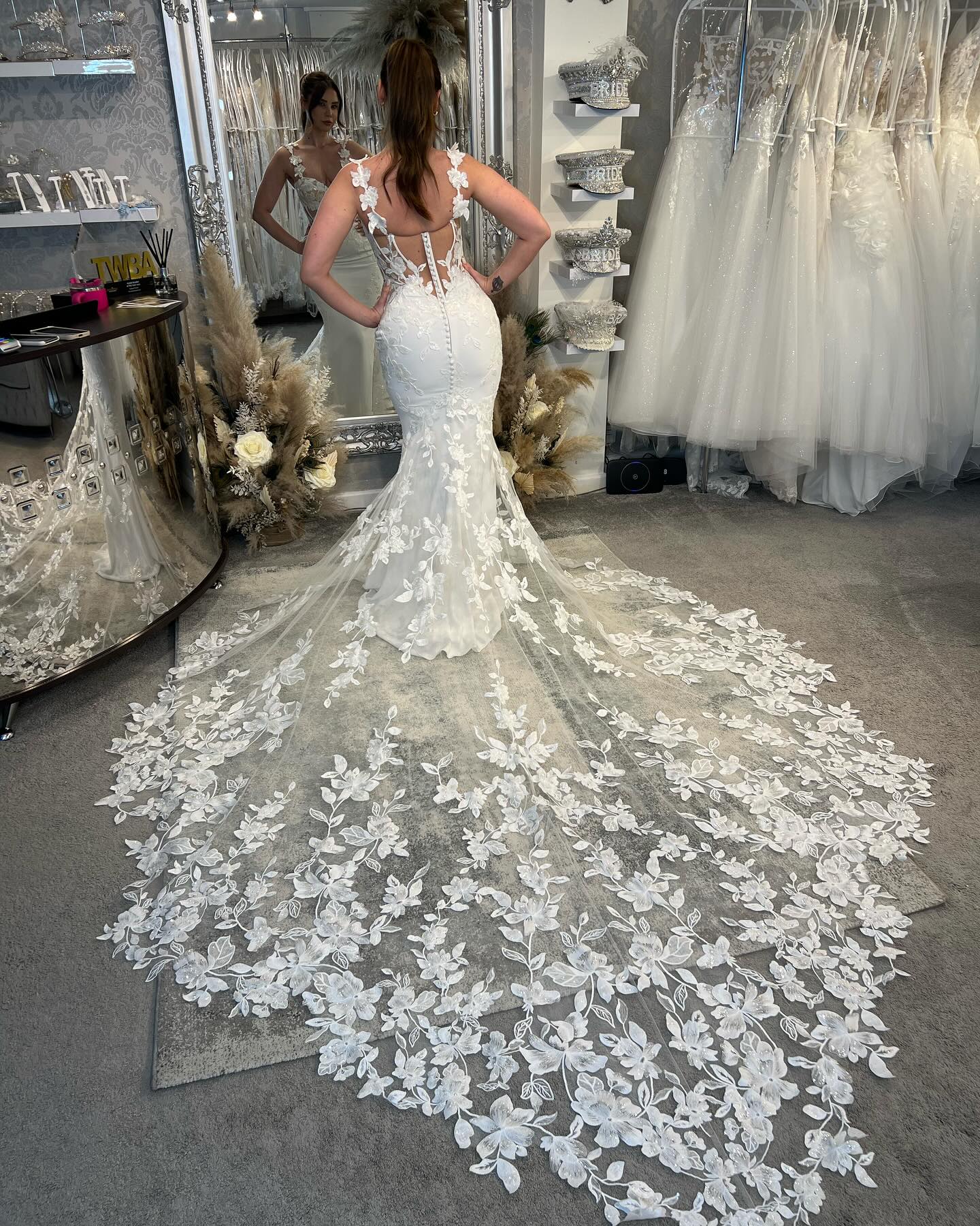 Vestido de novia encantador de sirena con hombros descubiertos, sin mangas, apliques de tul y encaje