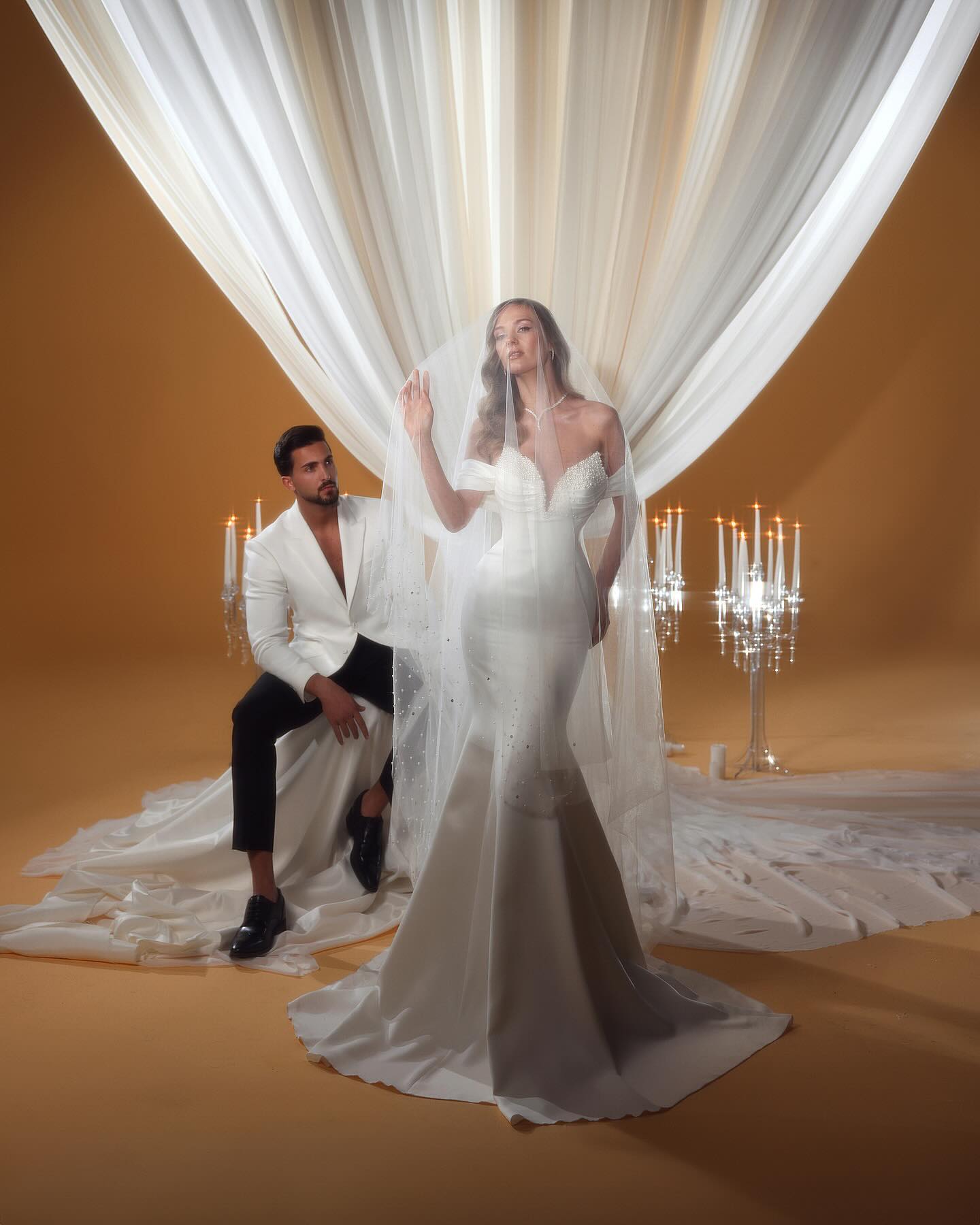 Encantadores vestidos de novia de satén con volantes, sin mangas y hombros descubiertos.
