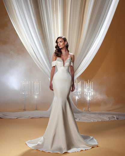 Encantadores vestidos de novia de satén con volantes, sin mangas y hombros descubiertos.