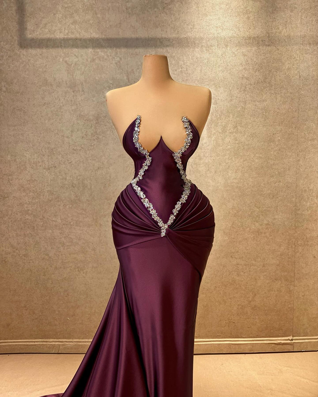 Vestido de fiesta largo color burdeos con cola de satén y diamantes de imitación, sin mangas y con escote tipo sirena