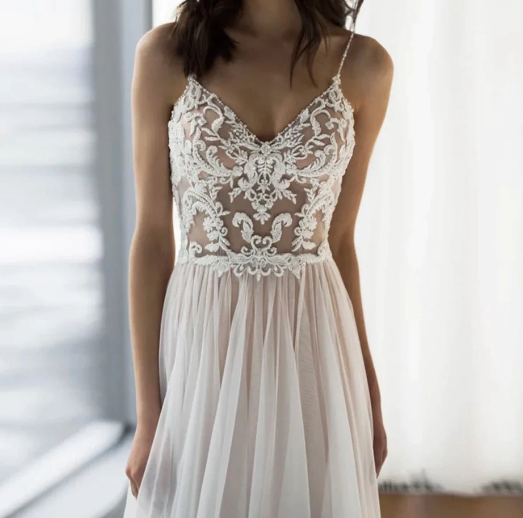 Charming Spaghetti Straps V Neck Wedding Dresses Lace Appliques Backless Tulle A Line Bridal Gowns Sweep Train Robe De Mariée-payinti