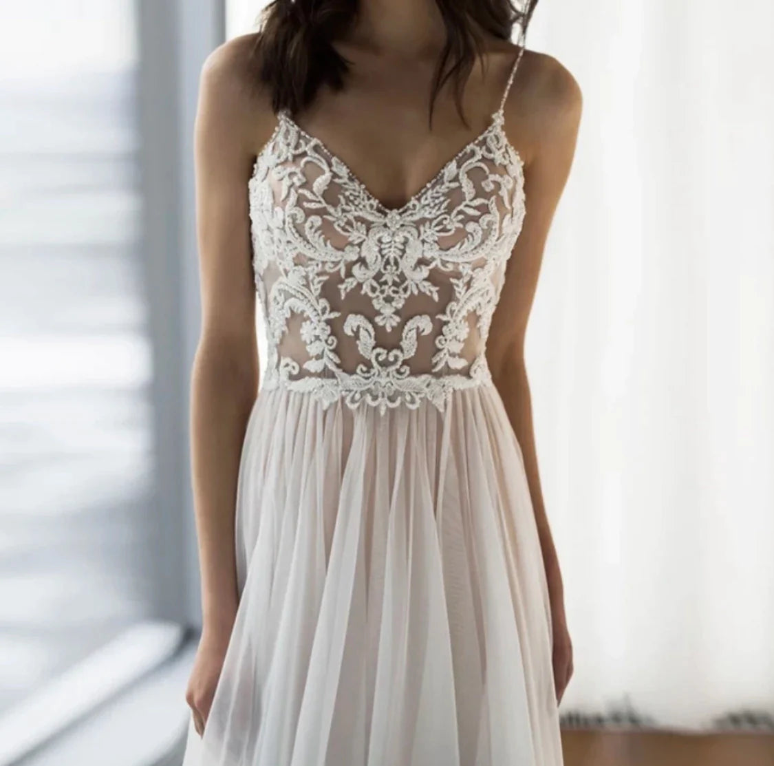 Charming Spaghetti Straps V Neck Wedding Dresses Lace Appliques Backless Tulle A Line Bridal Gowns Sweep Train Robe De Mariée-payinti