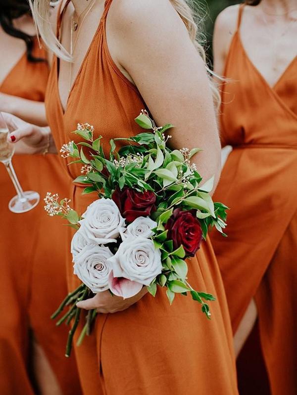 Vestidos de dama de honor con corte A, tirantes finos y abertura BD083