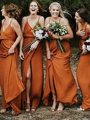 Vestidos de dama de honor con corte A, tirantes finos y abertura BD083
