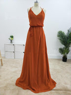 Vestidos de dama de honor con corte A, tirantes finos y abertura BD083
