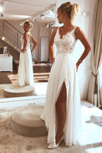 Vestido de novia playero con tirantes finos, apliques de encaje y abertura WD629
