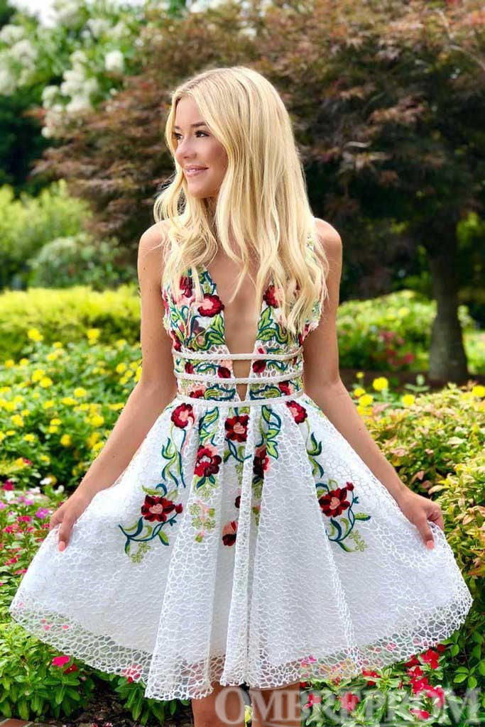 Encantadores vestidos de fiesta cortos de encaje con escote en V y bordado