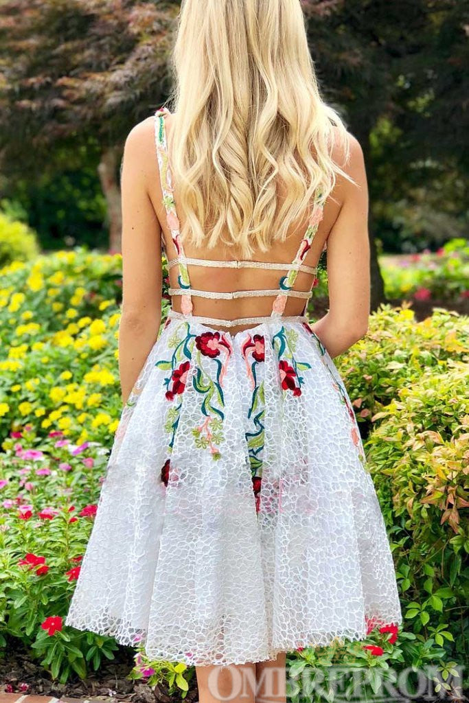 Encantadores vestidos de fiesta cortos de encaje con escote en V y bordado
