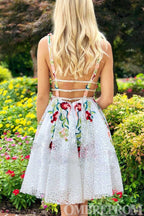 Encantadores vestidos de fiesta cortos de encaje con escote en V y bordado