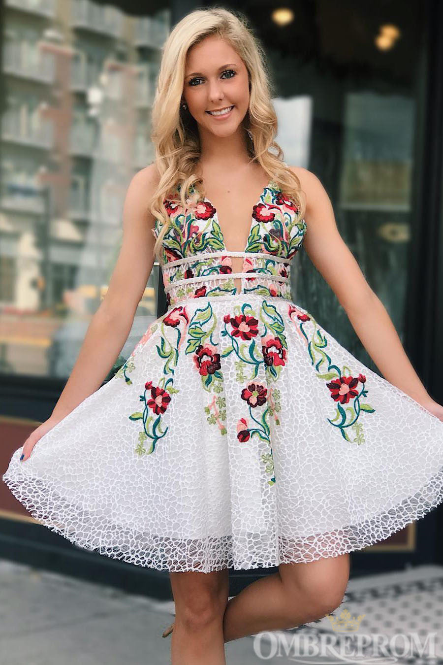 Encantadores vestidos de fiesta cortos de encaje con escote en V y bordado