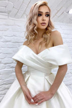 Schickes langes schulterfreies ärmelloses Brautkleid in Elfenbein
