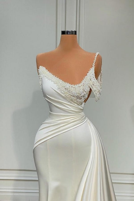Elegante vestido de novia largo color marfil con corte sirena, sin mangas y un hombro con perlas