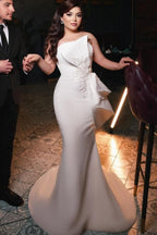 Schickes langes Meerjungfrau-Brautkleid aus schlichtem Satin mit Spitze