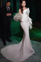 Schickes langes Meerjungfrau-Brautkleid aus schlichtem Satin mit Spitze