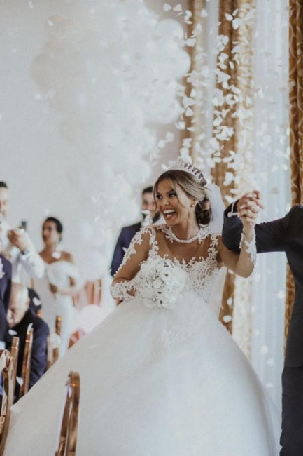 Elegante vestido de novia blanco largo de tul con encaje y mangas largas.