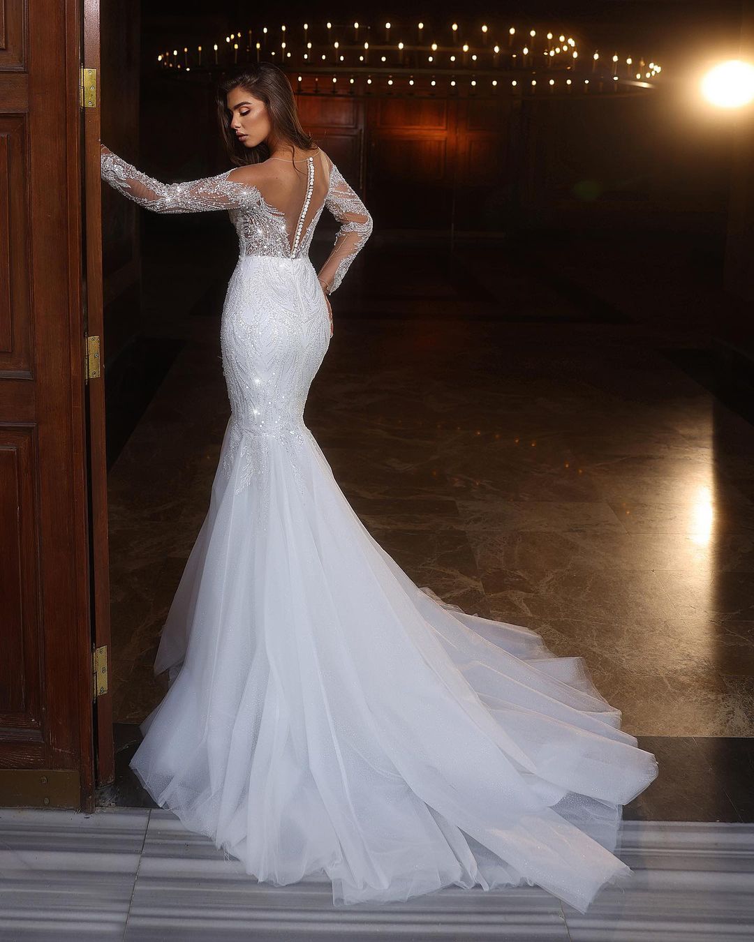 Vestido de novia elegante de sirena blanco largo con encaje y cuentas de tul y mangas largas
