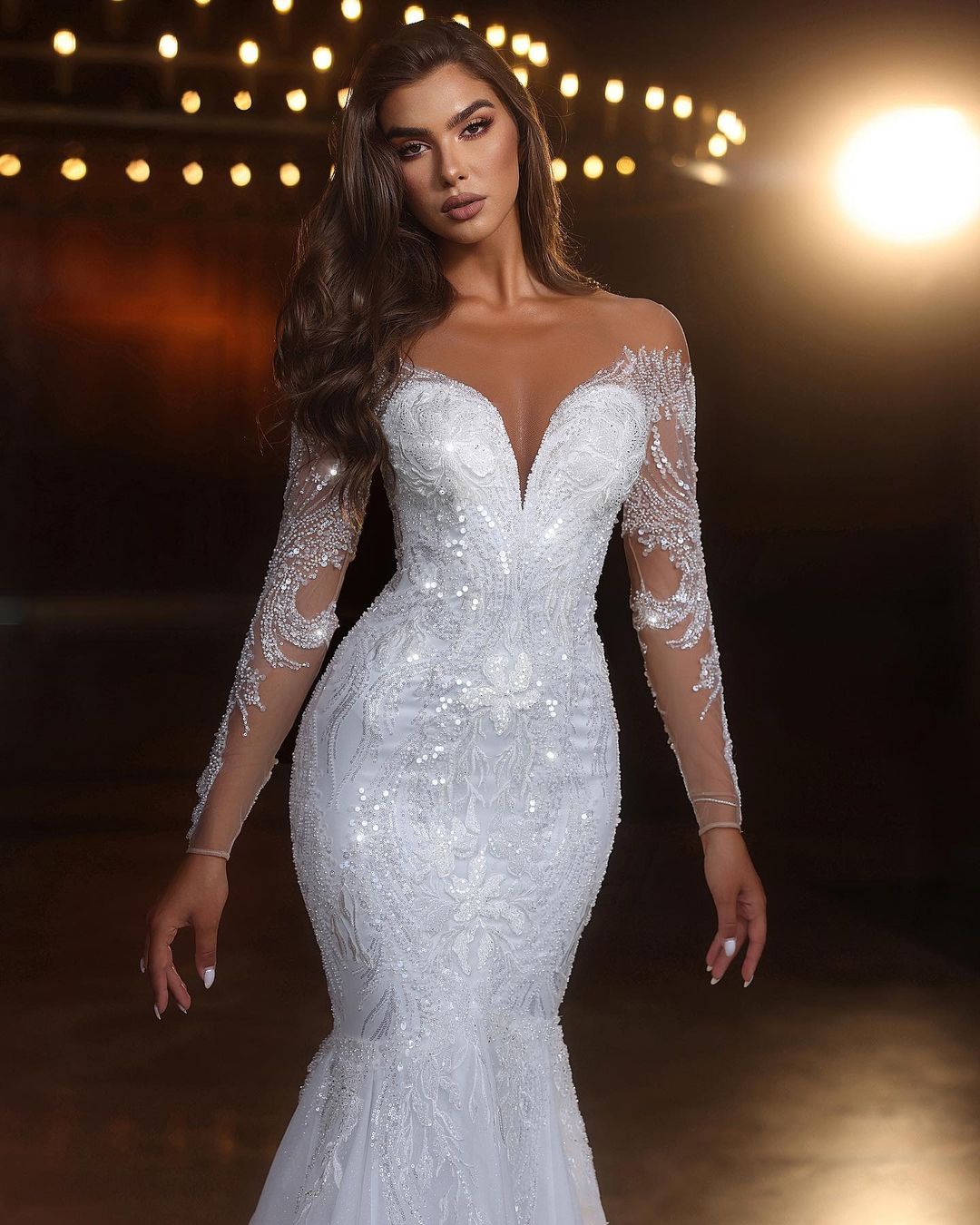 Vestido de novia elegante de sirena blanco largo con encaje y cuentas de tul y mangas largas