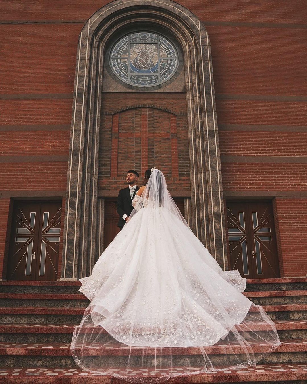 Vestido de novia elegante, largo, blanco, con escote en V, corte A, apliques, mangas y cola
