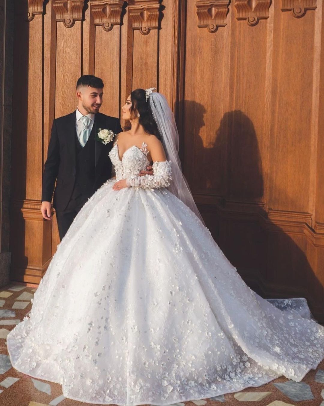 Vestido de novia elegante, largo, blanco, con escote en V, corte A, apliques, mangas y cola