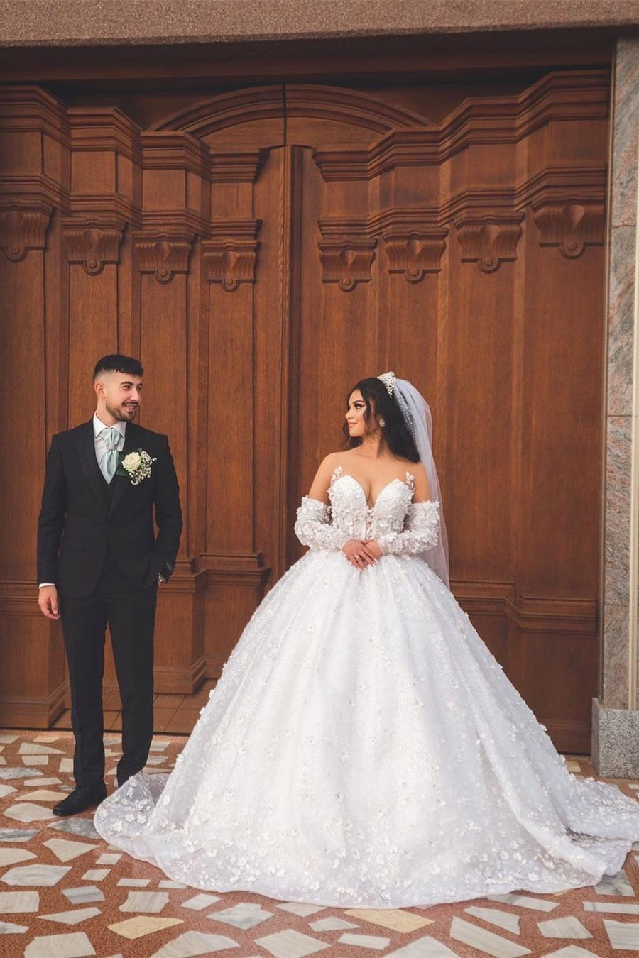 Vestido de novia elegante, largo, blanco, con escote en V, corte A, apliques, mangas y cola