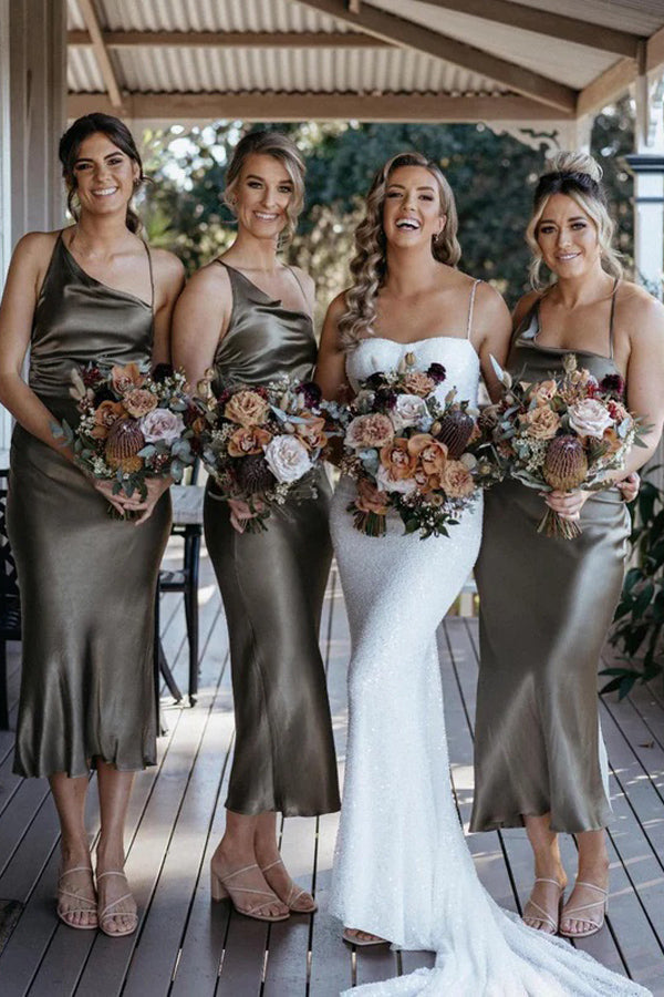 Elegantes vestidos de dama de honor de satén con corte tubo y corte corto BD107